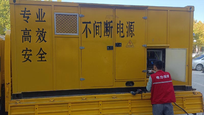 萨尔图柴油发电机组和UPS电源配合使用时，如何避免切换过程中的电力中断？